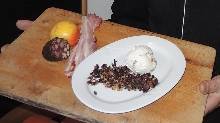 Horst Wirth vom Gasthaus Zum Löwen in Rieneck kreiert kuriose Eissorten, die teilweise eher deftig schmecken. Hier kombiniert er sein Eis mit Blutwurst, Apfel und Speck.