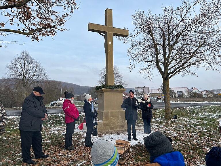 Nach der Restaurierung wurde das Steinkreuzes durch Pfarrer Stefan Mai in Anwesenheit von Hildegard Biegner, ihrer Familie und weiteren Gästen gesegnet.