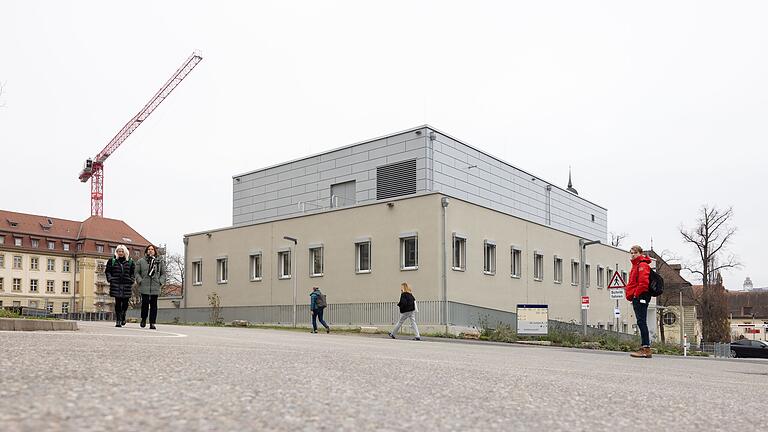 Blick auf den Neubau der Apotheke des Universitätsklinikums auf dem 'Luitpold-Campus' in Würzburg.