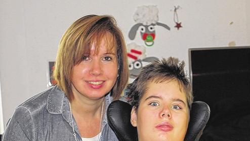 Mutter und Sohn: Mit dem gespendeten Erlös aus der Uchenhöfer Dorfweihnacht kann sich Heike Thein das Rooming-In für die neurologische Klinik leisten. Hier absolviert ihr schwerbehinderter Sohn Jonas eine aufwändige Reha-Maßnahme.