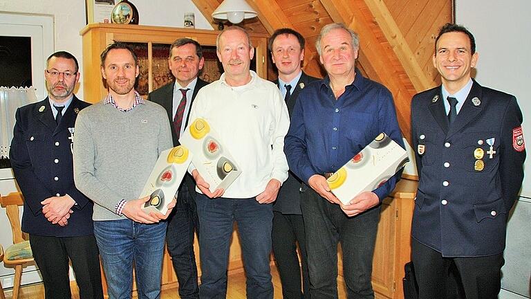 Für ihre Treue zum Müdesheimer Feuerwehrverein zeichnete der Vereinsvorsitzende Joachim Sauer Paul und Ulrich Keupp für 40-jährige Mitgliedschaft sowie Klaus Wolf für 25 Jahre Mitgliedschaft aus. Im Bild von links: Kommandant Berthold Schmitt, Klaus Wolf, Bürgermeisterstellvertreter Franz Josef Sauer, Paul Keupp, stellvertretender Vorsitzender, und Stadtrat Bertram Wolf, Ulrich Keupp, Vereinsvorsitzender Joachim Sauer. Für ihre Treue zum Müdesheimer Feuerwehrverein zeichnete der Vereinsvorsitzende Joachim Sauer Paul und Ulrich Keupp für 40-jährige Mitgliedschaft sowie Klaus Wolf für 25 Jahre Mitgliedschaft aus. Im Bild von links: Kommandant Berthold Schmitt, Klaus Wolf, Bürgermeisterstellvertreter Franz Josef Sauer, Paul Keupp, stellvertretender Vorsitzender, und Stadtrat Bertram Wolf, Ulrich Keupp, Vereinsvorsitzender Joachim Sauer.
