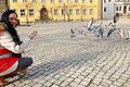 Während des Lockdowns darf die Stadttaubenhilfe &quot;White Angels&quot; am Martin-Luther-Platz füttern.