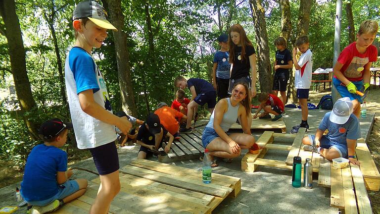 Auf dem Gaukönigshöfer Ferienspielplatz  wird beim Floß- und U-Boot-Bau mächtig gesägt und gehämmert.