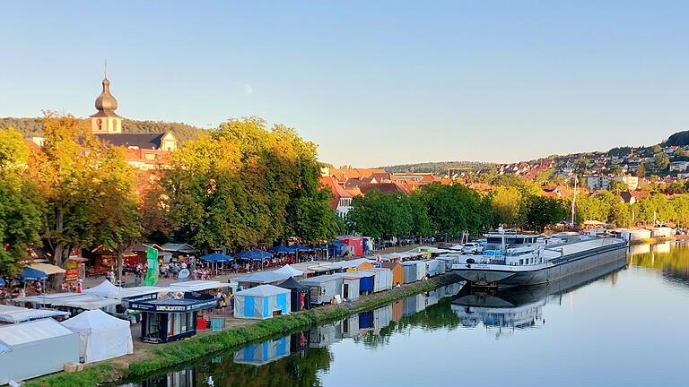 Der Marktheidenfelder Mainkai während der Laurenzi-Messe in der Abendsonne. Am Montag machte dort das Binnenschiff 'Franken' Halt.