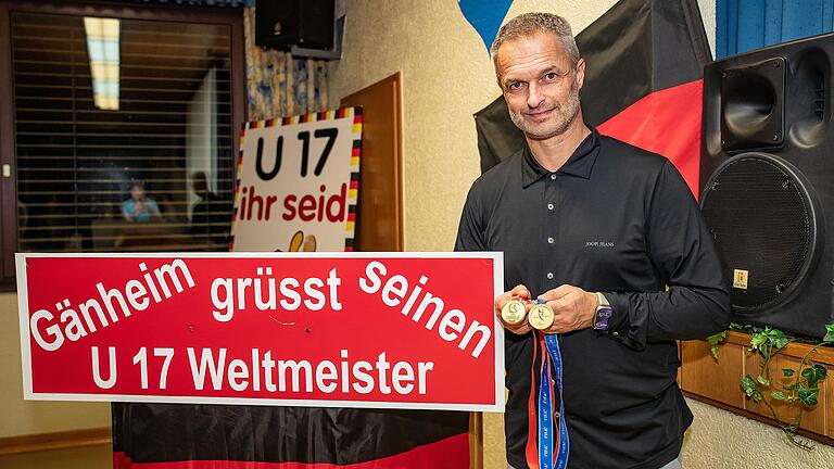 Zwei Medaillen brachte U17-Trainer Christian Wück von den vergangenen beiden Turnieren mit. Beide waren golden. Zwei Medaillen brachte U17-Trainer Christian Wück von den vergangenen beiden Turnieren mit. Beide waren golden.