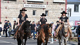 Vielfältig war der Festzug anlässlich des Pferdemarktes in Bad Mergentheim, Bei bestem Wetter säumten Hunderte die Straßen des Umzuges.