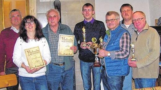 Ehrung des Wandervereins: (von links) Bürgermeister Alfred Frank, Gudrun Schreihanz, Karl Zink. die Wanderkönige Chris Sommerlatte und Wolfgang Weyrich, Gerd Schreihanz und Rudi Arndt. Ehrung des Wandervereins: (von links) Bürgermeister Alfred Frank, Gudrun Schreihanz, Karl Zink. die Wanderkönige Chris Sommerlatte und Wolfgang Weyrich, Gerd Schreihanz und Rudi Arndt.