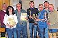 Ehrung des Wandervereins: (von links) Bürgermeister Alfred Frank, Gudrun Schreihanz, Karl Zink. die Wanderkönige Chris Sommerlatte und Wolfgang Weyrich, Gerd Schreihanz und Rudi Arndt.