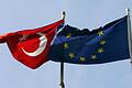 Türkische und EU-Fahne       -  Annäherung zwischen Ankara und Brüssel wieder möglich: Die türkische Staatsflagge (links) weht in Istanbul neben der EU-Fahne.