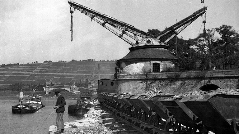 Nach dem Bombenangriff am 16. März 1945, bei dem Würzburg weitestgehend zerstört wurde, wurden die Trümmer vom Alten Kranen aus mit Schiffen abtransportiert. Foto: Walter Röder