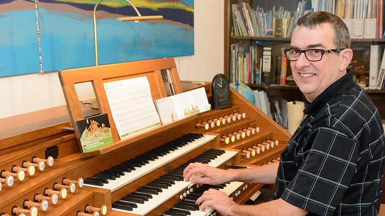 Der Bad Kissinger Kirchenmusikdirektor Jörg Wöltche an der Orgel. Foto: Björn Hein - Der Bad Kissinger Kirchenmusikdirektor Jörg Wöltche an der Orgel. Foto: Björn Hein Der Bad Kissinger Kirchenmusikdirektor Jörg Wöltche an der Orgel. Foto: Björn Hein - Der Bad Kissinger Kirchenmusikdirektor Jörg Wöltche an der Orgel. Foto: Björn Hein