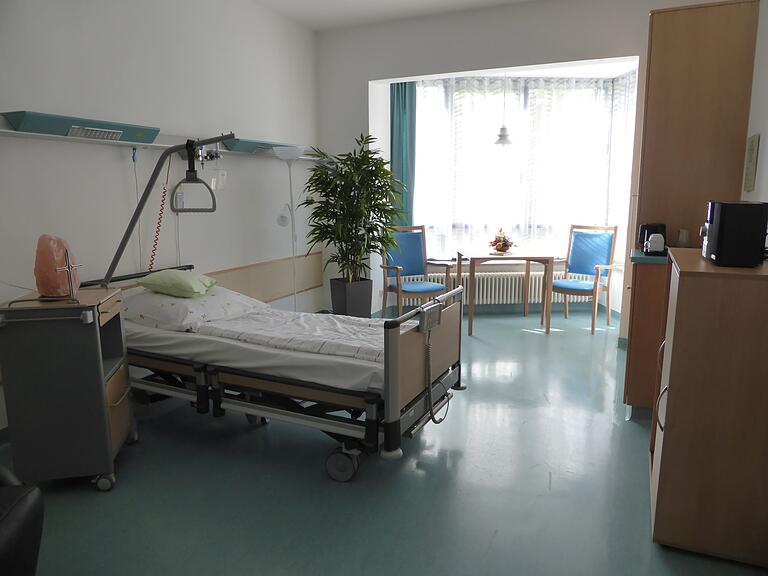 Ein Einbettzimmer mit Möbeln, Sitzecke und Pflanze. So sieht es im Palliativbereich an der Geomed-Kreisklinik aus. Ein Einbettzimmer mit Möbeln, Sitzecke und Pflanze. So sieht es im Palliativbereich an der Geomed-Kreisklinik aus.