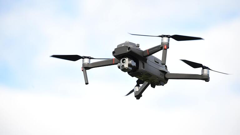 In der Nacht zum Samstag haben Unbekannte mehrere Drohnen über dem Truppenübungsplatz der Bundeswehr in Wildflecken fliegen lassen. (Symbolbild) In der Nacht zum Samstag haben Unbekannte mehrere Drohnen über dem Truppenübungsplatz der Bundeswehr in Wildflecken fliegen lassen. (Symbolbild)