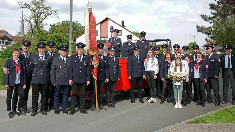 Die Jubiläumsfeuerwehr aus Dipbach bei der Aufstellung zu ihrem Umzug vor ihrem Hanomag-Oldtimer. 26 Gruppen nahmen am Festzug teil. Die Jubiläumsfeuerwehr aus Dipbach bei der Aufstellung zu ihrem Umzug vor ihrem Hanomag-Oldtimer. 26 Gruppen nahmen am Festzug teil.