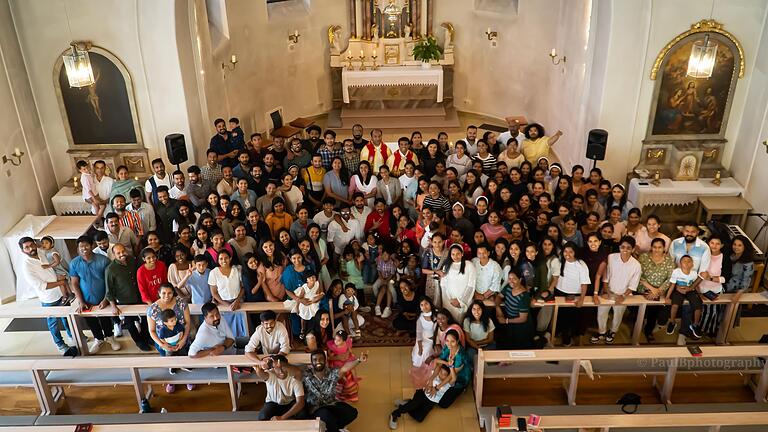 Einmal im Monat findet in der Mühlbacher Kirche ein indischer Gottesdienst statt. Rund 150 Menschen zieht es dann immer in die Kirche. Das Foto entstand beim letzten Gottesdienst im Juli. Einmal im Monat findet in der Mühlbacher Kirche ein indischer Gottesdienst statt. Rund 150 Menschen zieht es dann immer in die Kirche. Das Foto entstand beim letzten Gottesdienst im Juli.