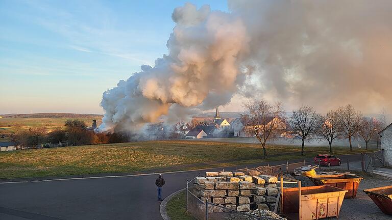 Starke Rauchwolken stiegen bei einem Wohnungsbrand in Eltingshausen in den Himmel.       -  Starke Rauchwolken stiegen bei einem Wohnungsbrand in Eltingshausen in den Himmel.