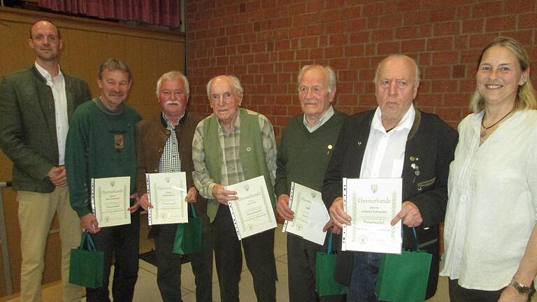 Kreisgruppen-Vorsitzender Sebastian Becker (l.) und Vorstandsmitglied Sabine Sell (r.) dankten langjährigen Mitgliedern für ihre Treue: (v. l.) Kurt Siebenlist, Otmar Bayer, Robert Röll, Willi Wiesend und Johann Schneider. - Kreisgruppen-Vorsitzender Sebastian Becker (l.) und Vorstandsmitglied Sabine Sell (r.) dankten langjährigen Mitgliedern für ihre Treue: (v. l.) Kurt Siebenlist, Otmar Bayer, Robert Röll, Willi Wiesend und Johann Schneider. Kreisgruppen-Vorsitzender Sebastian Becker (l.) und Vorstandsmitglied Sabine Sell (r.) dankten langjährigen Mitgliedern für ihre Treue: (v. l.) Kurt Siebenlist, Otmar Bayer, Robert Röll, Willi Wiesend und Johann Schneider. - Kreisgruppen-Vorsitzender Sebastian Becker (l.) und Vorstandsmitglied Sabine Sell (r.) dankten langjährigen Mitgliedern für ihre Treue: (v. l.) Kurt Siebenlist, Otmar Bayer, Robert Röll, Willi Wiesend und Johann Schneider.