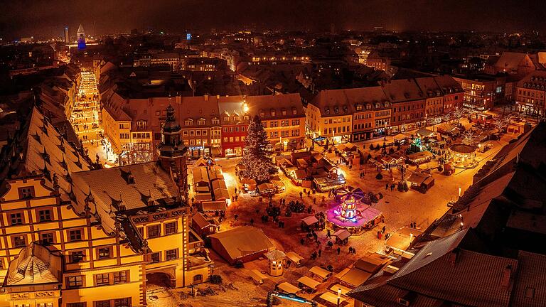 Gemütliche Stimmung unter tausend Lichtern: Der Weihnachtsmarkt in Schweinfurt lockt alljährlich mit seinem Ambiente viele Besucher an. Gemütliche Stimmung unter tausend Lichtern: Der Weihnachtsmarkt in Schweinfurt lockt alljährlich mit seinem Ambiente viele Besucher an.