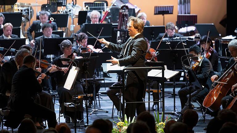 Gábor Hontvári, ein ebenso fordernder wie zugewandter Dirigent mit Leidenschaft, Klarheit und der großen Fähigkeit, Musik und Musizierende atmen zu lassen.