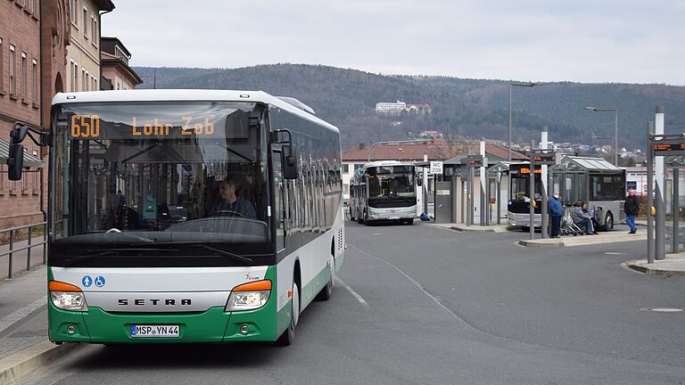 Mit 5:3 Stimmen beschloss der Gemeinderat Roden, dass Schüler und Auszubildende aus dem Ort, die ein 365-Euro-Ticket des Verkehrsverbundes Mainfranken kaufen, von der Gemeinde 100 Euro Zuschuss bekommen sollen. Unser Foto zeigt den Busbahnhof in Lohr. Mit 5:3 Stimmen beschloss der Gemeinderat Roden, dass Schüler und Auszubildende aus dem Ort, die ein 365-Euro-Ticket des Verkehrsverbundes Mainfranken kaufen, von der Gemeinde 100 Euro Zuschuss bekommen sollen. Unser Foto zeigt den Busbahnhof in Lohr.