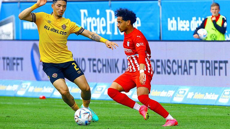 Noah Agbaje (rechts als Spieler des FSV Zwickau im Duell mit Dresdens Kyu-hyun Park) trainiert derzeit als Testspieler bei den Würzburger Kickers.