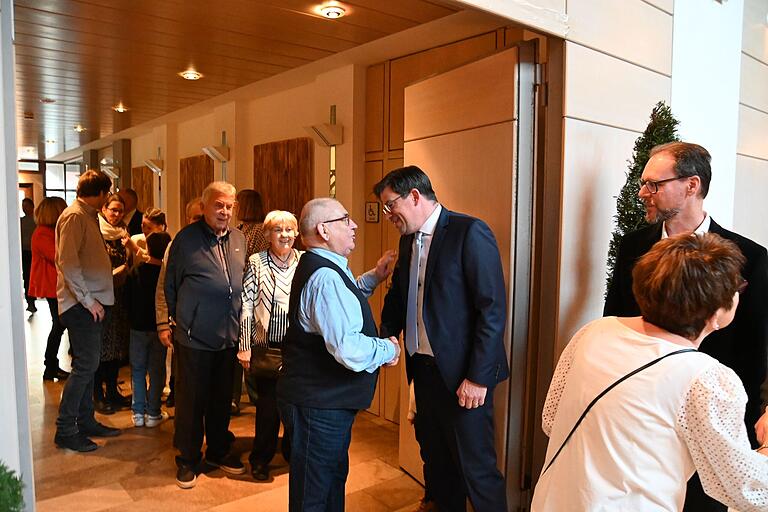 Lang war die Schlange beim Bürgerempfang der Marktgemeinde, denn jeder wollte Bürgermeister Alexander Knahn und seinen beiden Stellvertretern die Hand schütteln. Lang war die Schlange beim Bürgerempfang der Marktgemeinde, denn jeder wollte Bürgermeister Alexander Knahn und seinen beiden Stellvertretern die Hand schütteln.