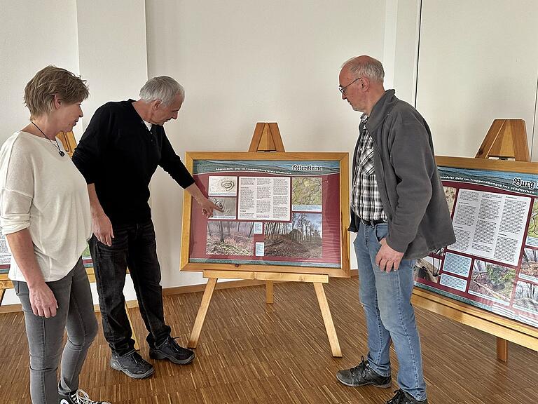 Auf großen Ausstellungstafeln erfährt man mehr über die abgesiedelten Dörfer im Dammersfeld. Unser Bild zeigt (links) Marion Stephan und Walter Kömpel sowie (rechts) Herbert Holzheimer. Auf großen Ausstellungstafeln erfährt man mehr über die abgesiedelten Dörfer im Dammersfeld. Unser Bild zeigt (links) Marion Stephan und Walter Kömpel sowie (rechts) Herbert Holzheimer.