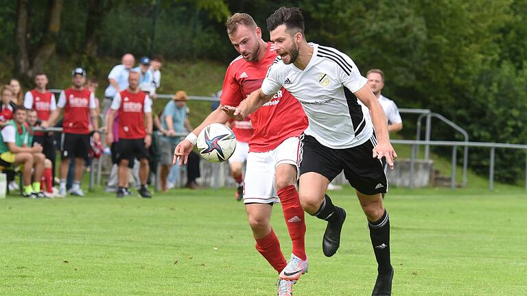 Nico Rauner (links auf einem Archivbild vom August 2023 gegen den Strahlunger Marco Nöth) ist nach dem Abstieg des SV Rödelmaier zum FC 06 Bad Kissingen gewechselt.