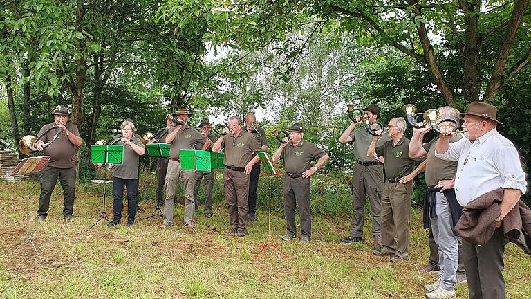 Die Jagdbläser der beiden Kreisgruppen Ebern und Hassfurt gratulierten musikalisch dem Jagdkurs 2024 zum Jagdschein. Die Jagdbläser der beiden Kreisgruppen Ebern und Hassfurt gratulierten musikalisch dem Jagdkurs 2024 zum Jagdschein.
