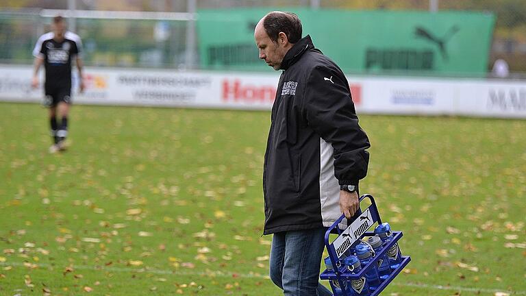 Fast allein auf weiter Flur: Burkhard Straßberger ist bei Bayern Kitzingen Wasserträger und Trainer, aber auch um ihn wird es einsam. Fast allein auf weiter Flur: Burkhard Straßberger ist bei Bayern Kitzingen Wasserträger und Trainer, aber auch um ihn wird es einsam.