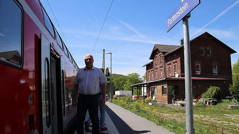 Norbert Englert aus Partenstein pendelt mit dem Zug zur Arbeit, aber er muss regelmäßig Verspätungen hinnehmen. Norbert Englert aus Partenstein pendelt mit dem Zug zur Arbeit, aber er muss regelmäßig Verspätungen hinnehmen.