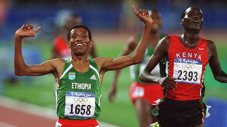 Duell zweier Freunde: Haile Gebrselassie (links) jubelt im September 2000 im Olympiastadion von Sydney im Finale über 10 000 Meter über seinen knappen Sieg vor dem Kenianer Paul Tergat. Duell zweier Freunde: Haile Gebrselassie (links) jubelt im September 2000 im Olympiastadion von Sydney im Finale über 10 000 Meter über seinen knappen Sieg vor dem Kenianer Paul Tergat.
