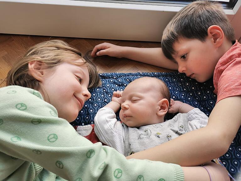 Alltag mit Corona: Kuscheln statt Kita ist bei Familie Kessler angesagt. Alltag mit Corona: Kuscheln statt Kita ist bei Familie Kessler angesagt.
