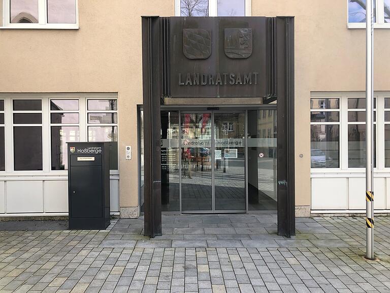 Einem Bußgeldverfahren vorbeugen: 'Zunächst beantragen, Genehmigung abwarten, und erst dann mit den Bauarbeiten beginnen.' Alles andere kann teuer werden. Einem Bußgeldverfahren vorbeugen: 'Zunächst beantragen, Genehmigung abwarten, und erst dann mit den Bauarbeiten beginnen.' Alles andere kann teuer werden.