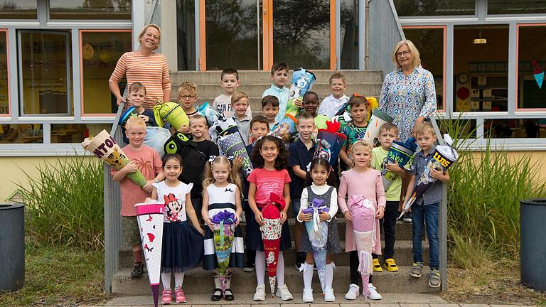 In die Klasse 1a der Grundschule Haßfurt im Schulhaus Dürerweg sind insgesamt 20 Kinder eingeschult worden. Die fünf Mädchen und fünfzehn Jungen werden von Klassenlehrerin Andrea Netter-Eder (links) und ihrer Kollegin Eva Lehmann (rechts) unterrichtet. In die Klasse 1a der Grundschule Haßfurt im Schulhaus Dürerweg sind insgesamt 20 Kinder eingeschult worden. Die fünf Mädchen und fünfzehn Jungen werden von Klassenlehrerin Andrea Netter-Eder (links) und ihrer Kollegin Eva Lehmann (rechts) unterrichtet.