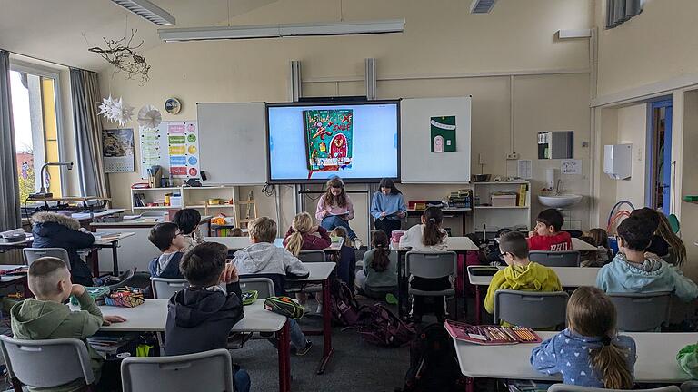 Schülerinnen und Schüler der Klassen 4a und 4b lauschten der Lesung.