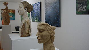 Holzskulpturen von Paul Kemmer       -  Der Dachverband Kulturpunkte lud zum Frühlingsfest der Kunstschaffenden. Hier Holzskulpturen von Paul Kemmer.