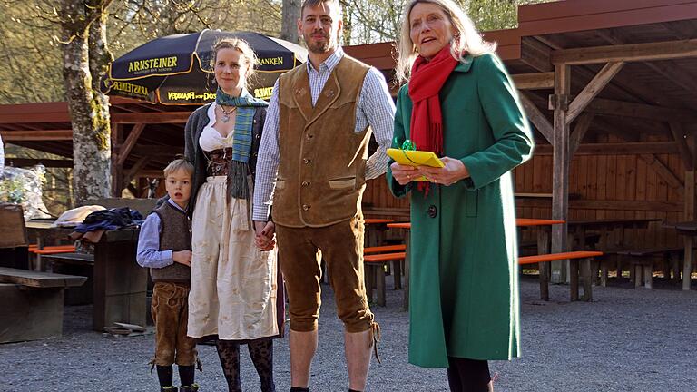 Brauereibesitzerin und Verpächterin Dr. Susann Schubert (rechts) wünscht ihren Pächern Michael und Pia Schloßareck viel Erfolg. Brauereibesitzerin und Verpächterin Dr. Susann Schubert (rechts) wünscht ihren Pächern Michael und Pia Schloßareck viel Erfolg. 