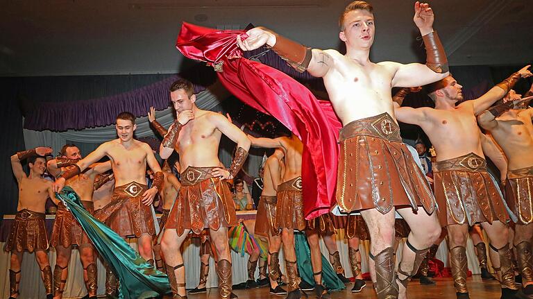 Mit einem hervorragenden Schautanz begeisterte das Männerballett des Carnevalsclub Stetten sein Publikum bei der ersten Prunksitzung. Mit einem hervorragenden Schautanz begeisterte das Männerballett des Carnevalsclub Stetten sein Publikum bei der ersten Prunksitzung.
