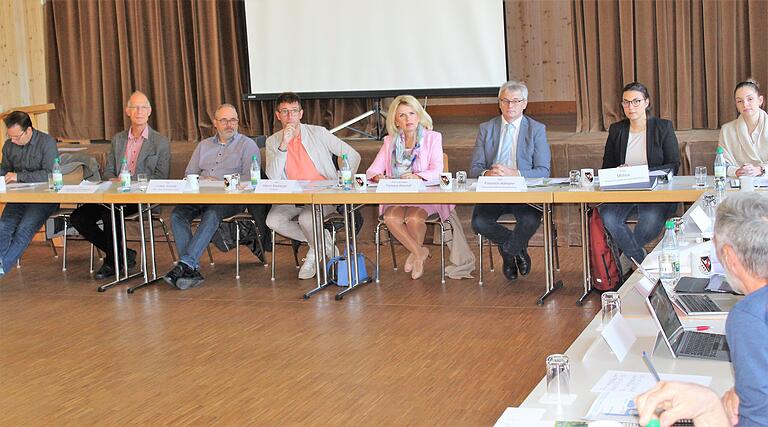Verwaltungsleiter Norbert Filbig, Norbert Schneider als Experte, Schwarzachs Bürgermeister Volker Schmitt, Moderator Marco Maiberger, Landrätin Tamara Bischof, Friedrich Amtmann und Senta Möbus vom Wasserwirtschaftsamt (von links) hörten die Fragen und Anregungen beim Runden Tisch in Schwarzach an. Verwaltungsleiter Norbert Filbig, Norbert Schneider als Experte, Schwarzachs Bürgermeister Volker Schmitt, Moderator Marco Maiberger, Landrätin Tamara Bischof, Friedrich Amtmann und Senta Möbus vom Wasserwirtschaftsamt (von links) hörten die Fragen und Anregungen beim Runden Tisch in Schwarzach an.