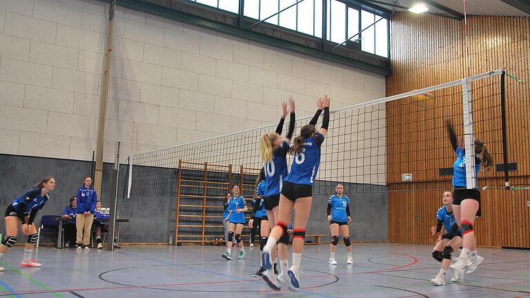 Karbacher Spielerinnen in Aktion: (von links) Ljubica Pesic sichert den Block von Lara Schubert und Heidi Häfner.