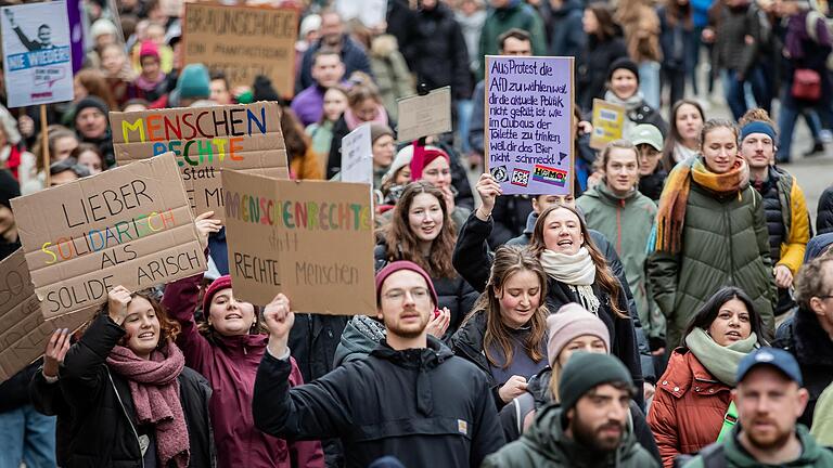 Rund 10 000 Menschen demonstrierten nach Veranstalterangaben am Samstag in Würzburg gegen Rechtsradikalismus und für die Demokratie.