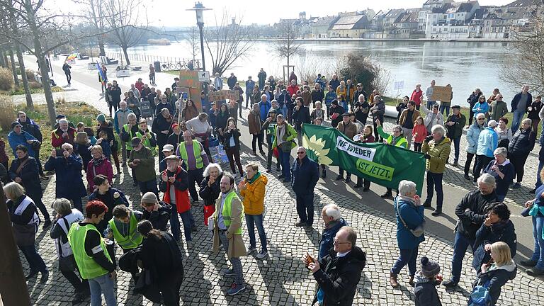 Schon am Stadtbalkon tauschten sich Demonstrationsteilnehmenden über ihre Anliegen aus.