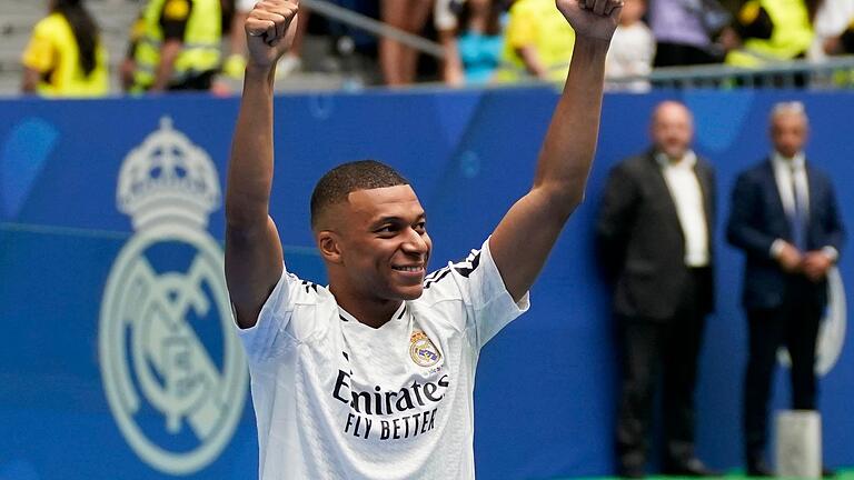 Vorstellung von Kylian Mbappé als Neuzugang von Real Madrid       -  Daumen hoch: Kylian Mbappé trägt künftig Weiß.