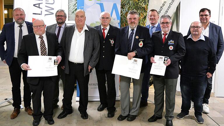 Einige Mitglieder des BRK im Landkreis Würzburg erhielten nach 50 Jahren aktiven Dienstes das Große Ehrenzeichen für langjährige Mitgliedschaft beim Bayerischen Roten Kreuz sowie ihre großen Verdienste für die Gesellschaft.