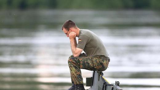 Soldat der Bundeswehr       -  Einsatz bei der Hochwasserhilfe: Ein Soldat der Bundeswehr sitzt auf einem Schubpramen auf der Elbe. Foto: Jens Wolf/Archiv