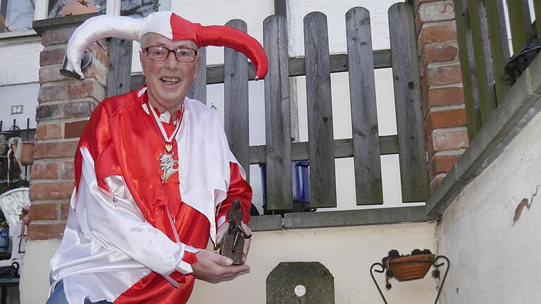 Verbeugung vor dem Vorbild aller Schelme: Die Eulenspiegelfigur hat Peter Halbig aus Mölln mitgebracht