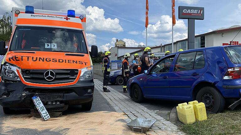 Am Sonntagnachmittag ist es in der Frankenwinheimer Straße in Gerolzhofen, an der Kreuzung zum Lohmühlenweg, zu einem Unfall zwischen einem Rettungswagen des BRK und einem Auto gekommen. Der Fahrer des Golfs wurde leicht verletzt.