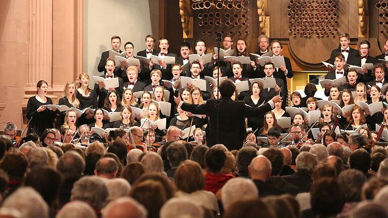 am 7. Juli lädt der Monteverdichor Würzburg zu einem Konzert in die Hochschule für Musik Würzburg ein. Im großen Konzertsaal wird der Stummfilm „Das Buch Esther“ auf einer großen Leinwand gezeigt, dazu spielt die Thüringen Philharmonie die rekonstruierte Filmmusik des Würzburger Komponisten Hermann Zilcher