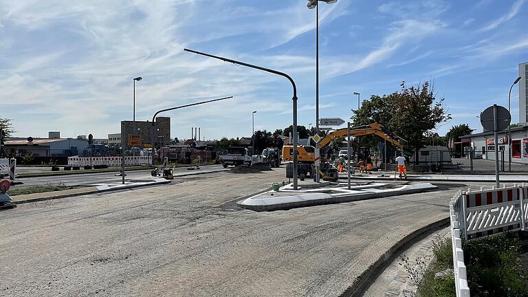Die Bauphase 3 an der Baustelle rund um die Bad Neustädter BayWa-Kreuzung – hier auf Höhe der Kreuzung der Staatsstraße 2445 zur Industriestraße – verzögert sich. Die Bauphase 3 an der Baustelle rund um die Bad Neustädter BayWa-Kreuzung – hier auf Höhe der Kreuzung der Staatsstraße 2445 zur Industriestraße – verzögert sich.